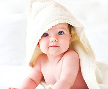 Baby in Decke gewickelt