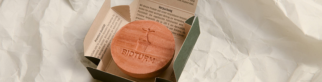 Header mit der aufgeklappten Faltschachtel eines Feststücks.